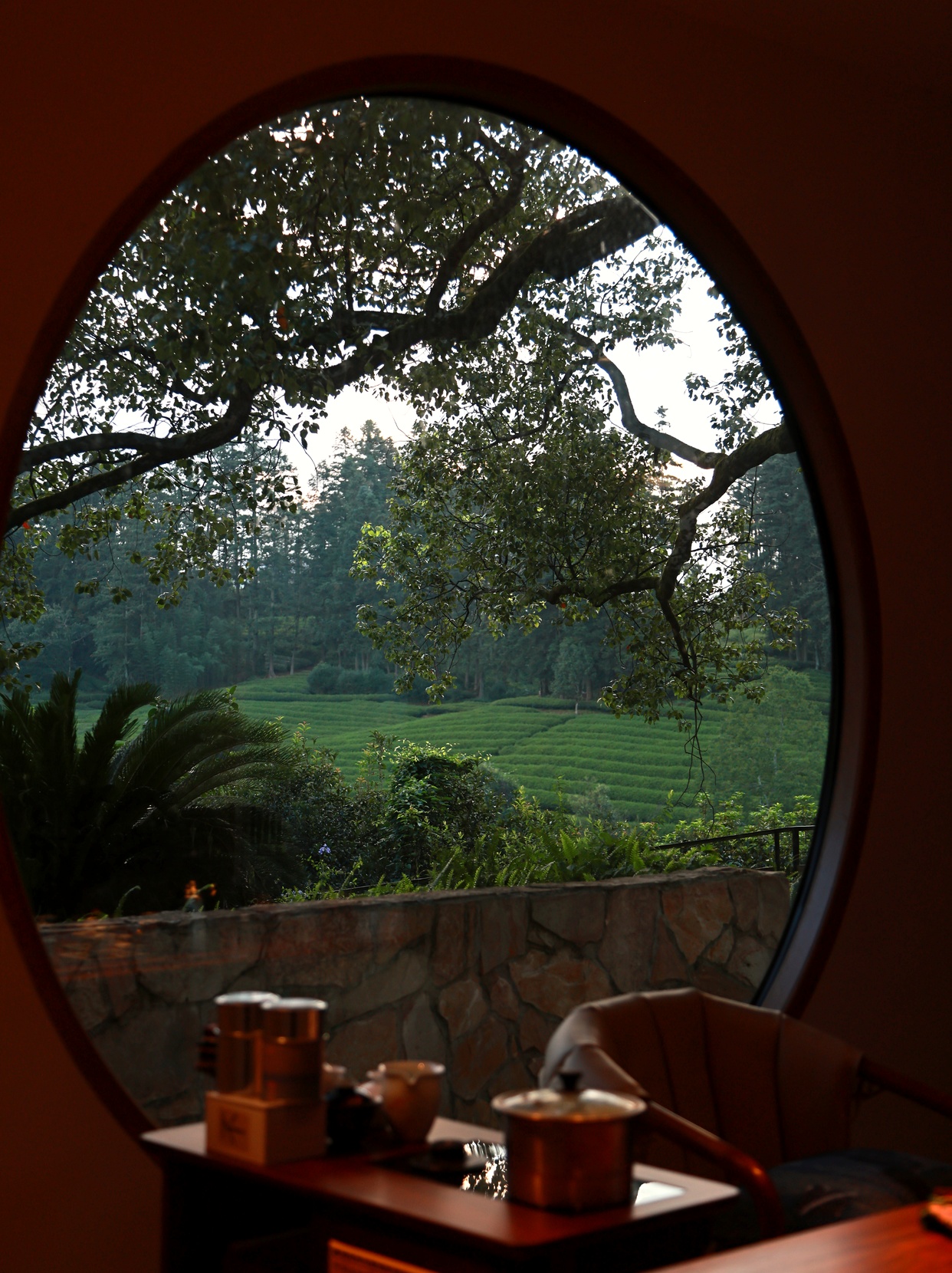 TreeHouse 圆窗茶席与茶山窗景